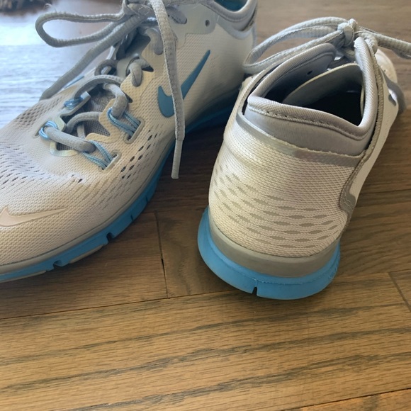 Women’s Nike shoes 6.5 - Picture 2 of 3